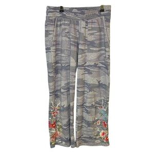 Johnny Was Gray Camouflage crop Pants Floral Embroidery Small capri cott…